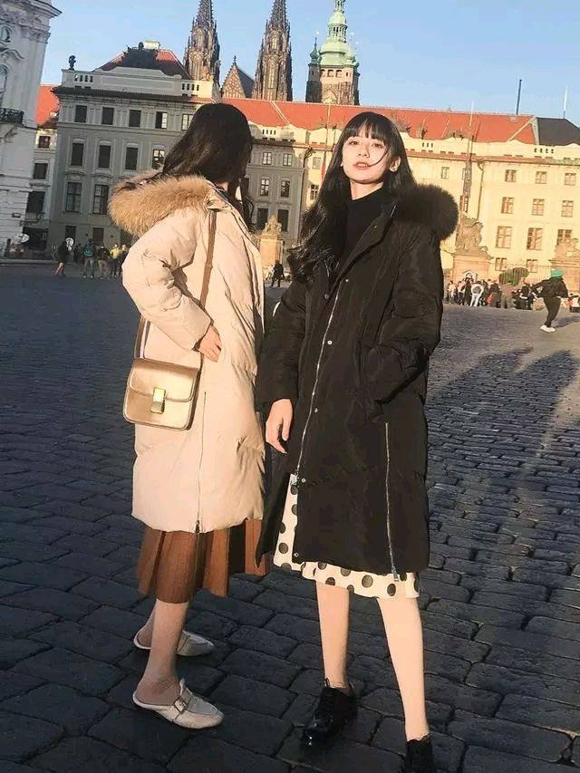 秋冬羽绒服穿搭示范，这个冬天美丽不"冻人(图1)