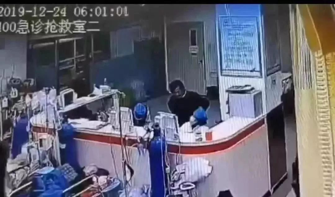 “白大褂不是铠甲，白衣天使们也不是神”(图1)