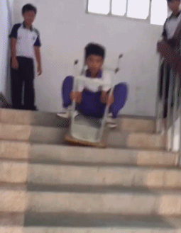 搞笑GIF：老师5秒之内到达现场，请做好准备!(图1)